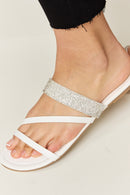 Sandalias planas con tiras y diamantes de imitación de WILD DIVA
