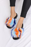 Sandalias de felpa con puntera abierta de Forever Link