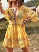 Vestido tipo pareo escotado con detalle de encaje