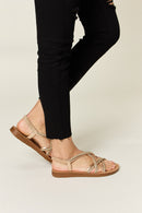 Sandalias planas cruzadas con diamantes de imitación de Forever Link