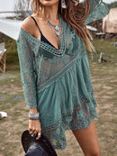 Vestido tipo pareo escotado con detalle de encaje