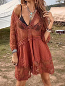 Vestido tipo pareo escotado con detalle de encaje