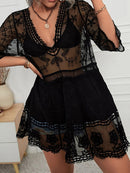 Vestido tipo pareo escotado con detalle de encaje