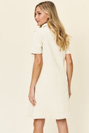 Vestido de manga corta con cuello con cuello y textura de tamaño completo de Double Take