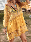 Vestido tipo pareo escotado con detalle de encaje