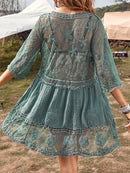 Vestido tipo pareo escotado con detalle de encaje
