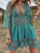 Vestido tipo pareo escotado con detalle de encaje