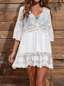 Vestido tipo pareo escotado con detalle de encaje