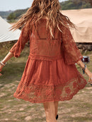 Vestido tipo pareo escotado con detalle de encaje