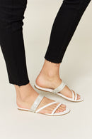 Sandalias planas con tiras y diamantes de imitación de WILD DIVA