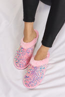 Pantuflas de felpa con punta redonda y lentejuelas de Forever Link