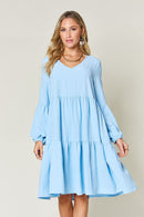 Vestido escalonado con manga globo y cuello en V de tamaño completo de Double Take