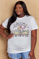 Camiseta de algodón con estampado de flores y libros de tamaño completo de Simply Love