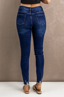 Jeans ajustados con botones desgastados