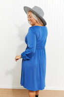 Mini-robe à manches longues et encolure dégagée à taille empire