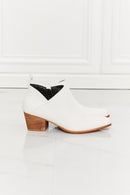 MMShoes Bottillon de cowboy croisé brodé Trust Yourself en blanc