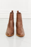 Botas Chelsea con tacón apilado en color castaño Love the Journey de MMShoes