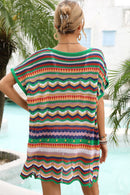 Vestido tipo pareo con cuello en V festoneado y rayas arcoíris