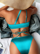 Conjunto de bikini cruzado con detalle de cadena