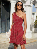 Robe découpée nouée à une épaule en grille