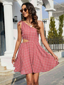 Robe découpée nouée à une épaule en grille