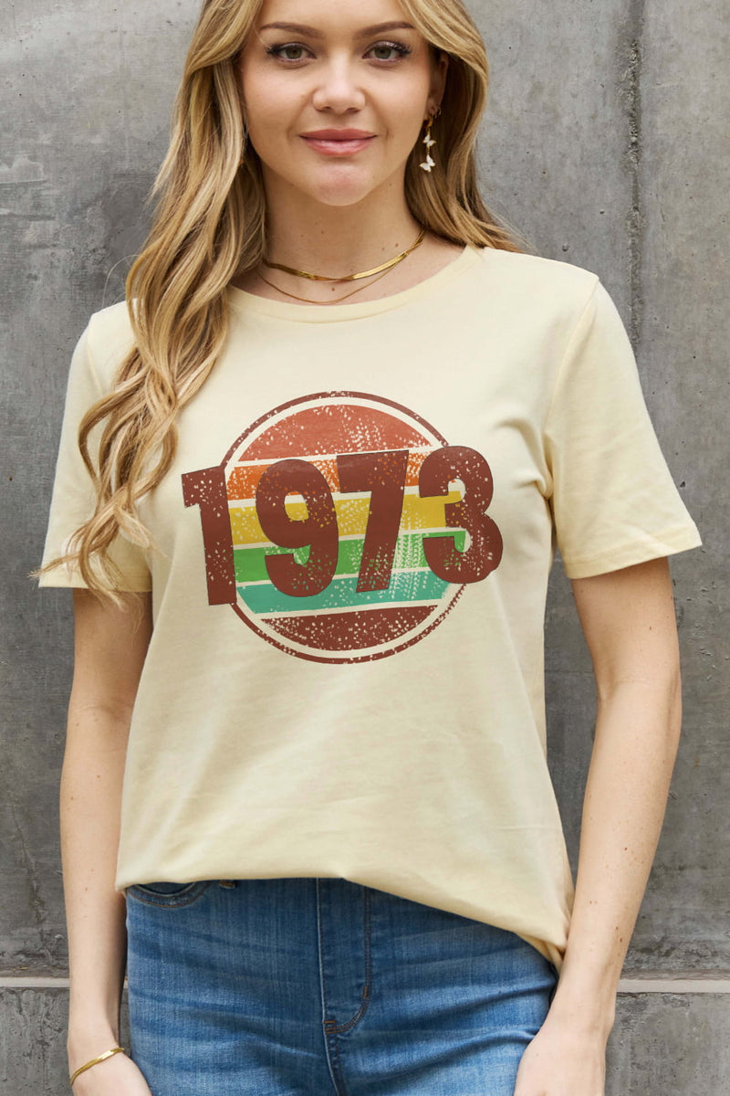 Camiseta de algodón con gráfico 1973 de tamaño completo de Simply Love