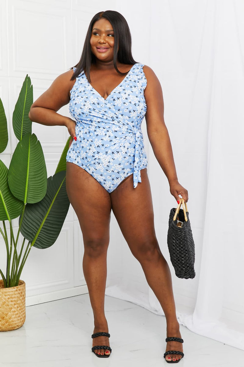 Marina West Swim - Maillot une-pièce flottant à volants en faux cache-cœur en bleu fleuri