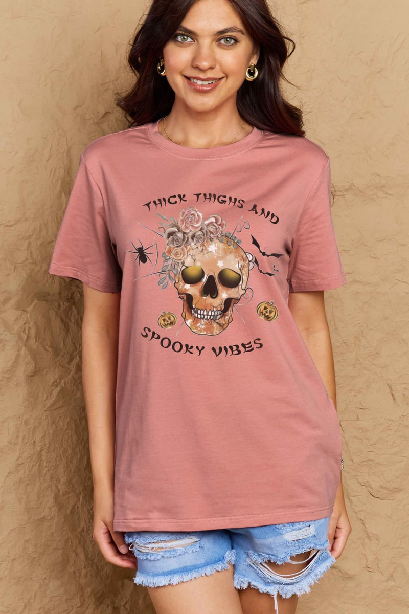 Simply Love T-shirt en coton graphique avec cuisses épaisses et vibrations effrayantes