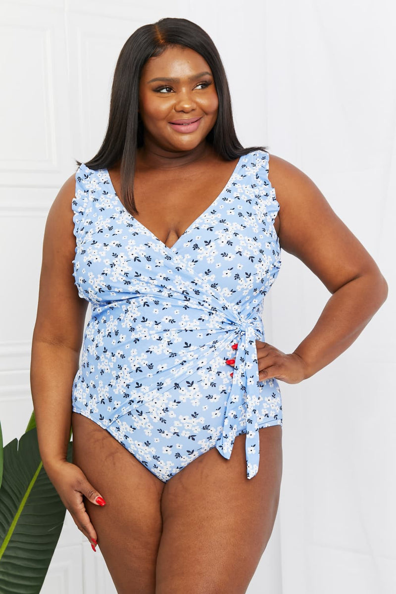 Marina West Swim - Maillot une-pièce flottant à volants en faux cache-cœur en bleu fleuri