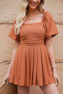 Mono plisado con cuello cuadrado y bolsillos