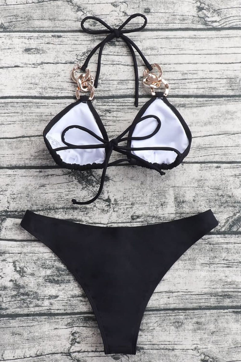 Conjunto de bikini con cuello halter y detalle de cadena