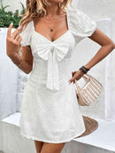 Robe à manches bouffantes et œillets avec nœud