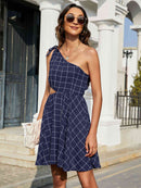 Robe découpée nouée à une épaule en grille