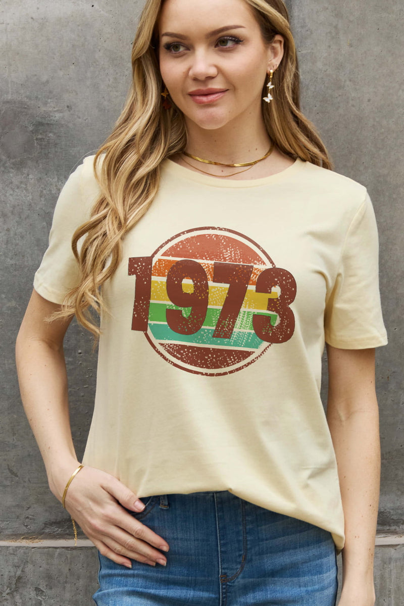 Camiseta de algodón con gráfico 1973 de tamaño completo de Simply Love