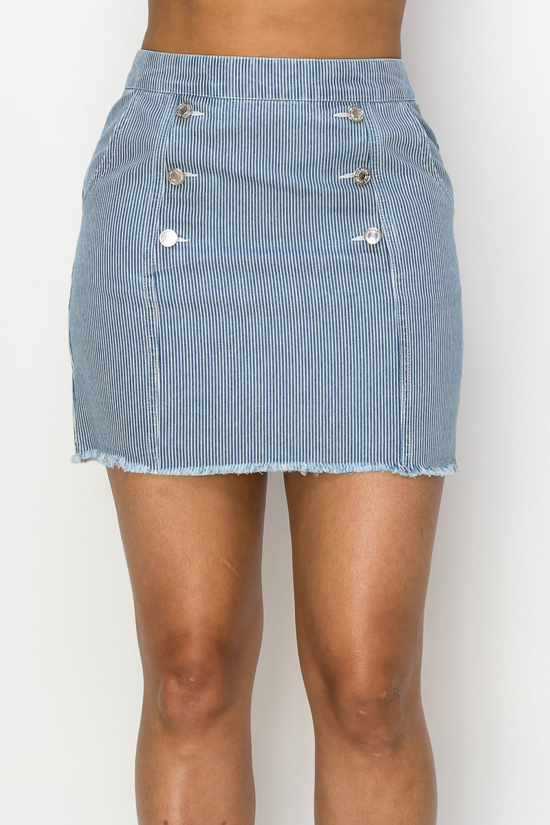 Mini-jupe en jean effilochée avec boutons