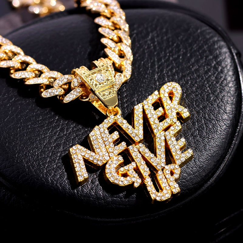 NEVER GIVE UP Unisexe Lettre Pendentif Iced Out Collier 
