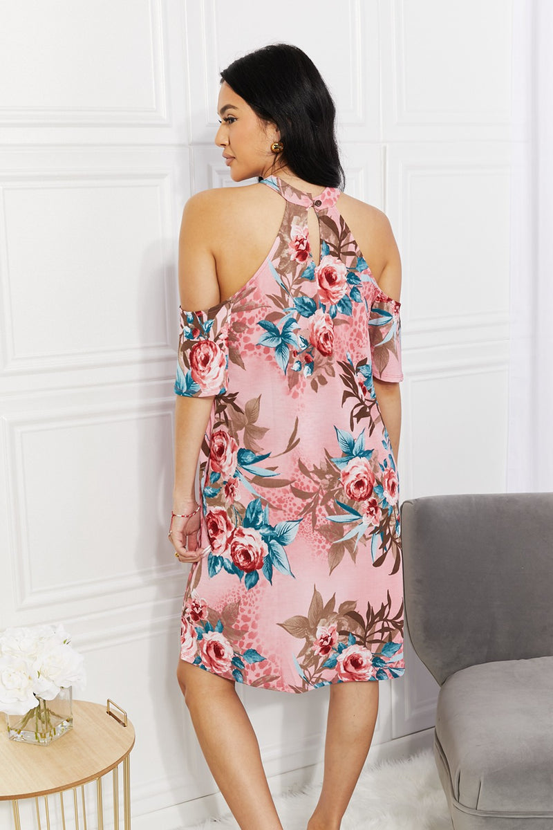 Sew In Love Robe à épaules dénudées pleine grandeur avec fleurs fraîchement coupées