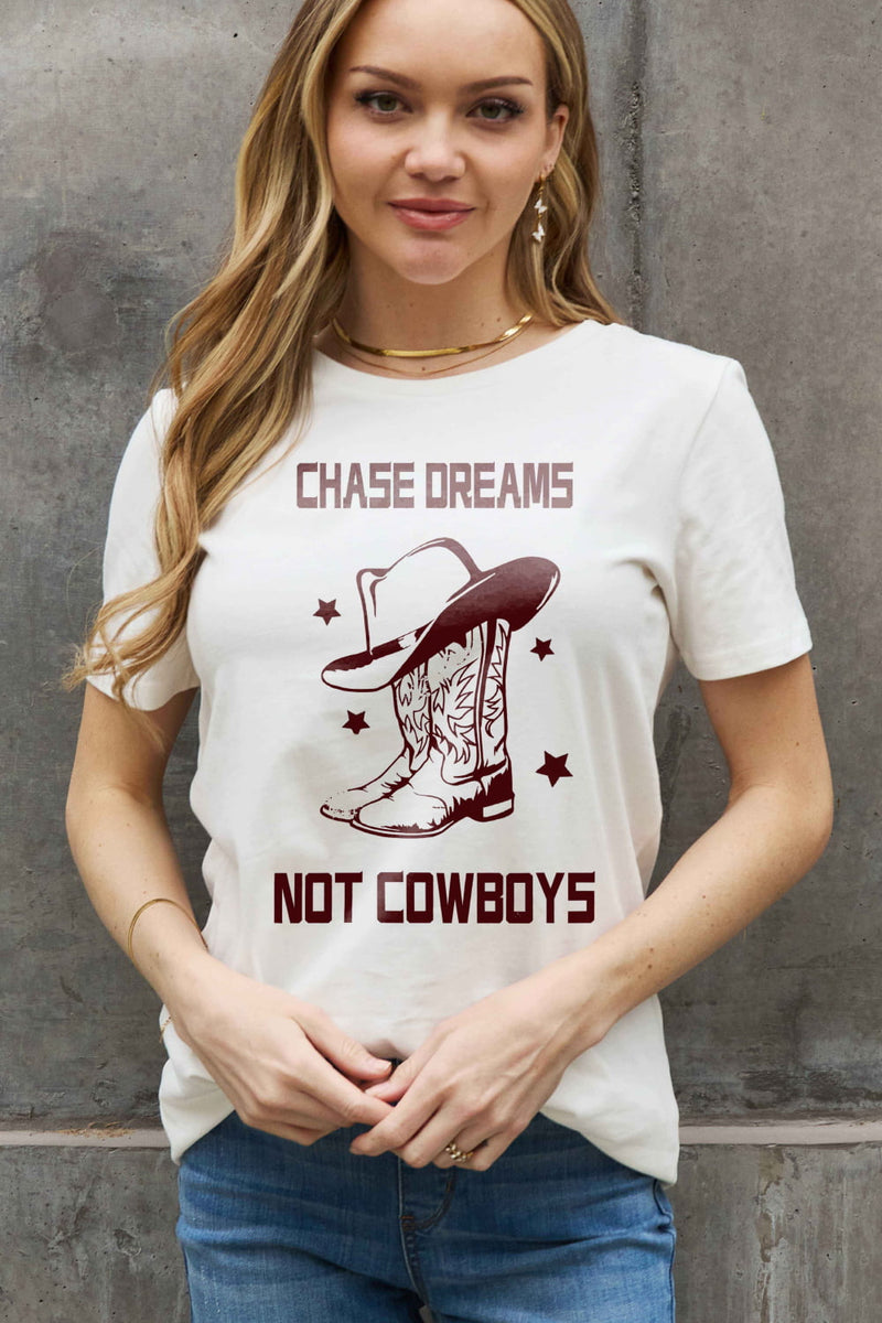 Camiseta de algodón con gráfico CHASE DREAMS NOT COWBOYS de tamaño completo de Simply Love