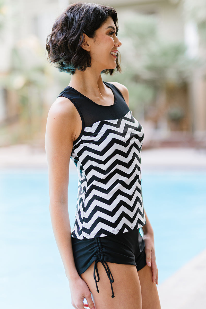 Conjunto de tankini fruncido con estampado de chevron de tamaño completo