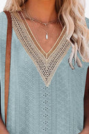 T-shirt à col en V contrasté avec œillets