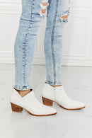 MMShoes Bottillon de cowboy croisé brodé Trust Yourself en blanc