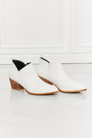 MMShoes Bottillon de cowboy croisé brodé Trust Yourself en blanc