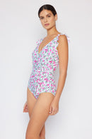 Marina West Swim - Maillot de bain une-pièce flottant à volants avec faux cache-cœur - Roses Off-White