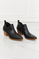 MMShoes Bottillon de cowboy croisé brodé Trust Yourself en noir