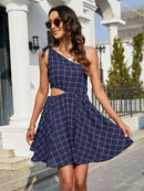 Robe découpée nouée à une épaule en grille